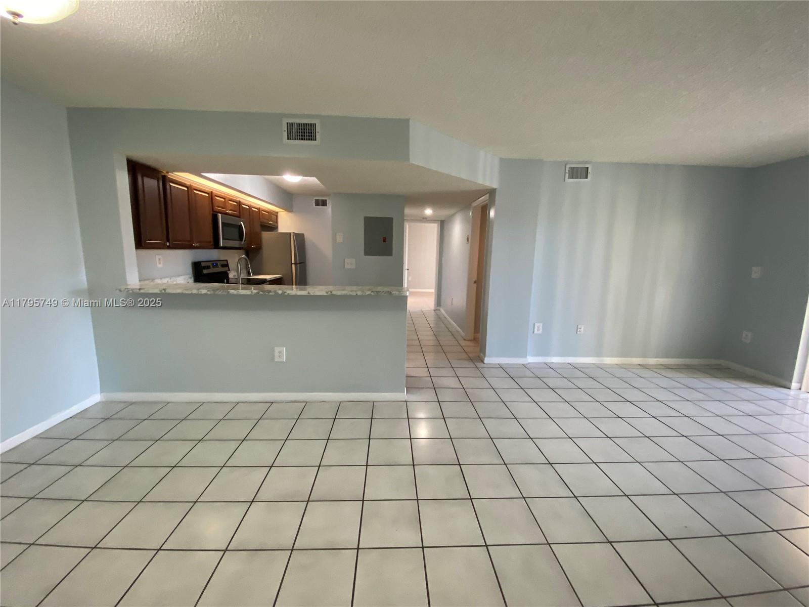 LE CLUB AT OLD CUTLER CON - Residential Lease