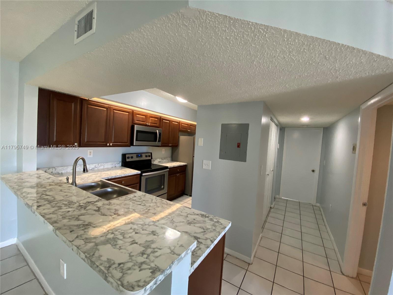 LE CLUB AT OLD CUTLER CON - Residential Lease