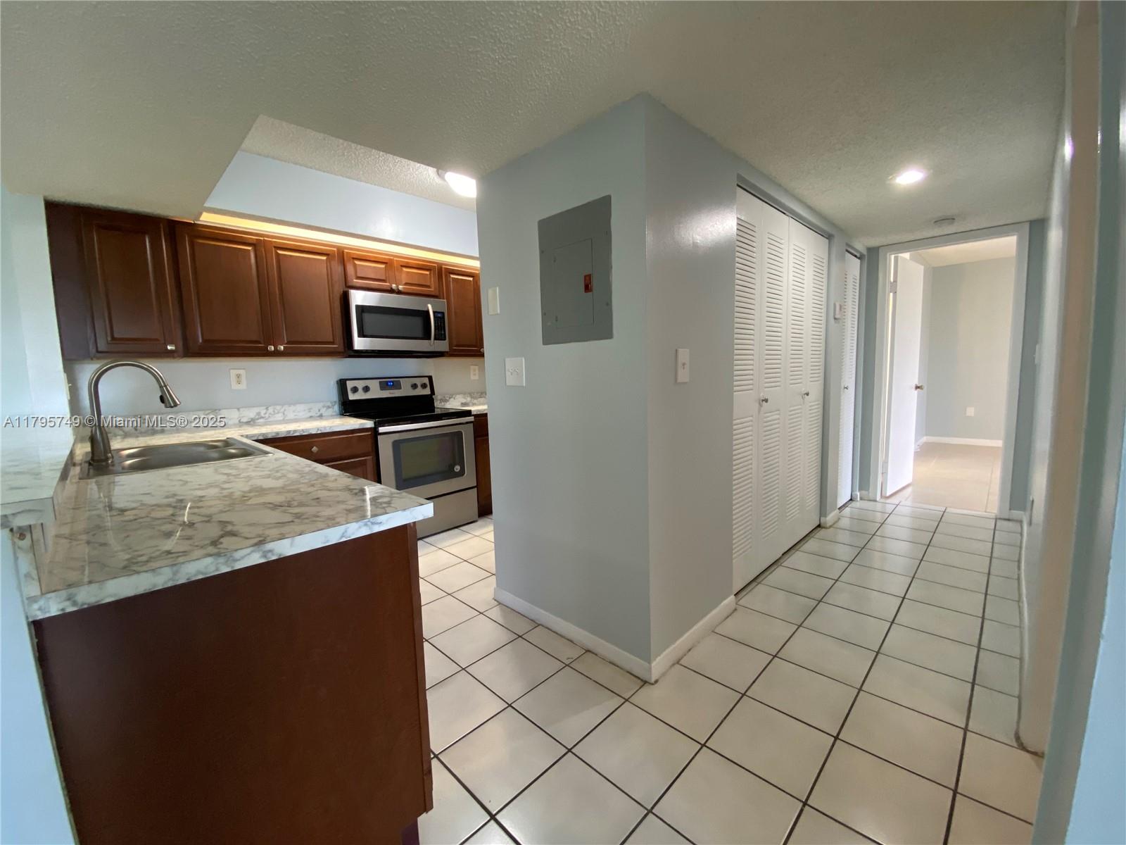 LE CLUB AT OLD CUTLER CON - Residential Lease