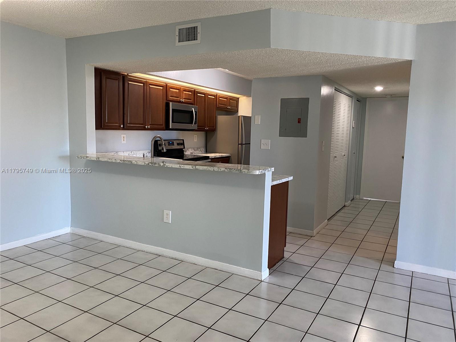 LE CLUB AT OLD CUTLER CON - Residential Lease