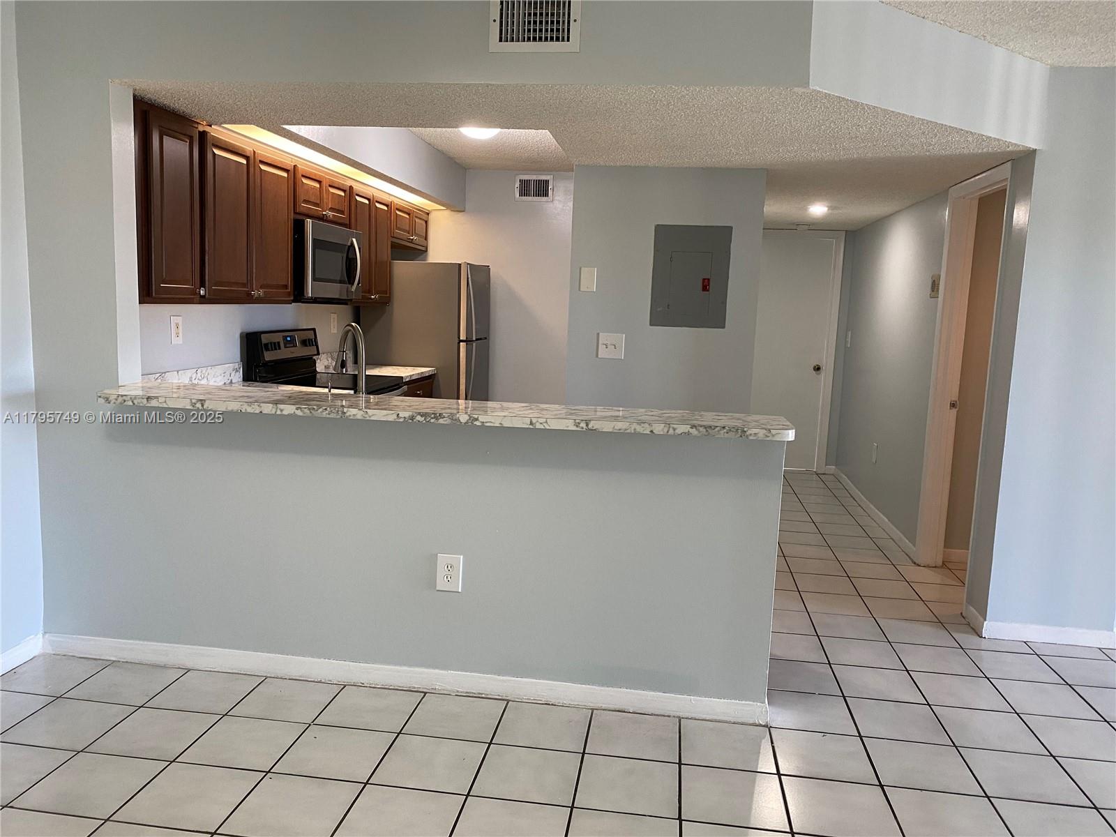 LE CLUB AT OLD CUTLER CON - Residential Lease