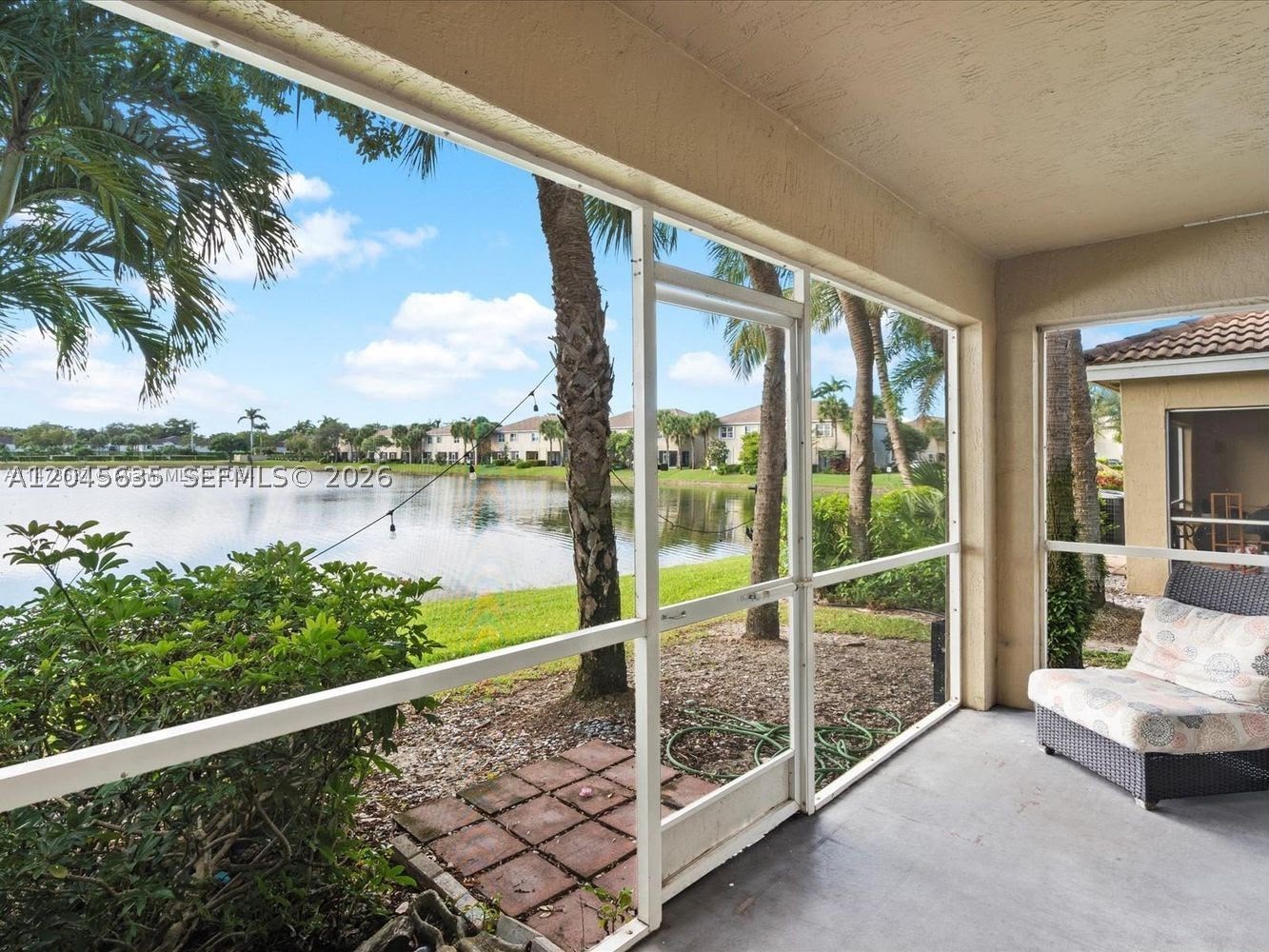 Beautiful lakefront corner - Residential