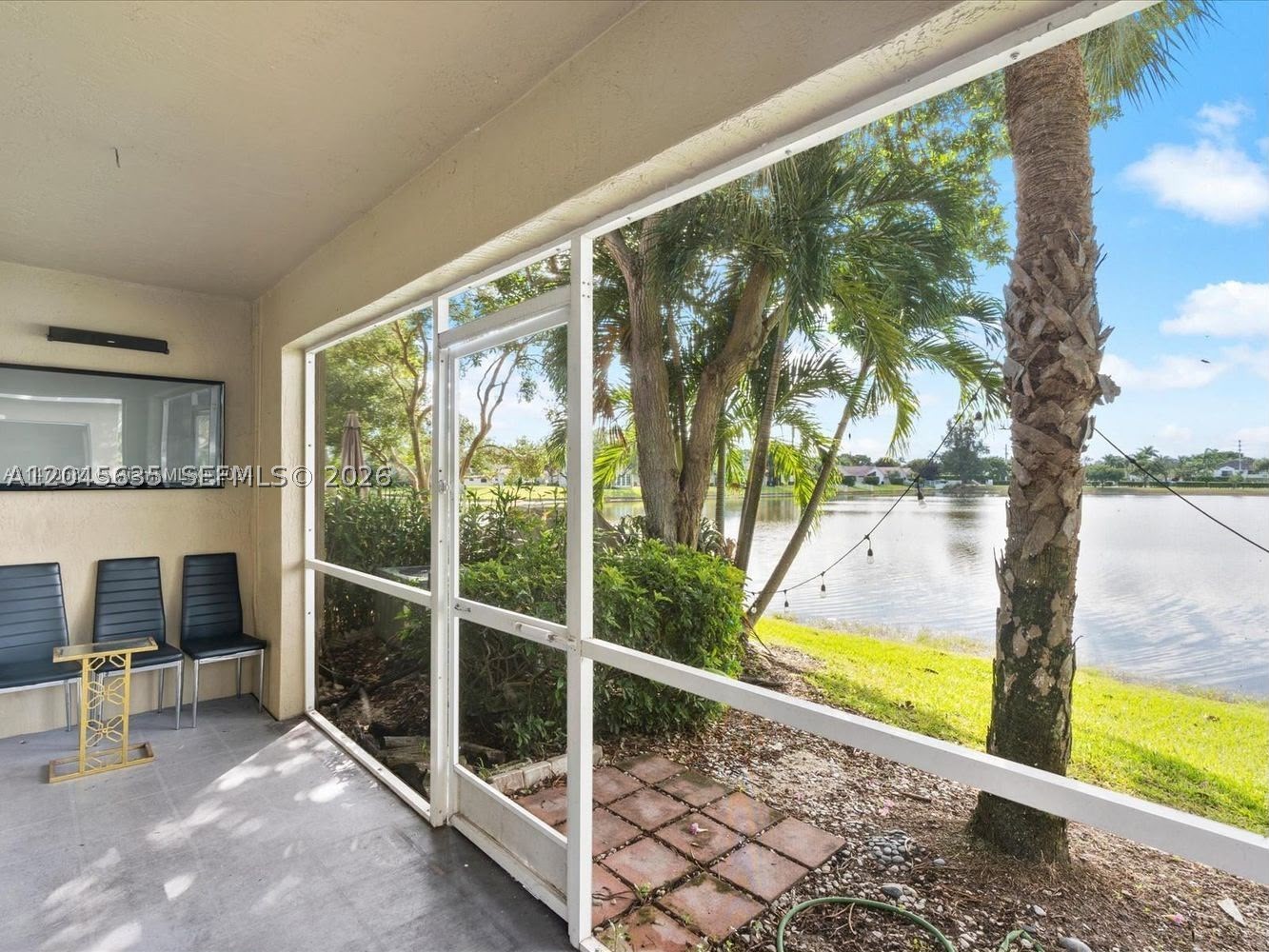 Beautiful lakefront corner - Residential
