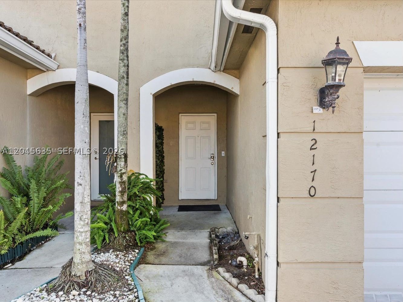 Beautiful lakefront corner - Residential