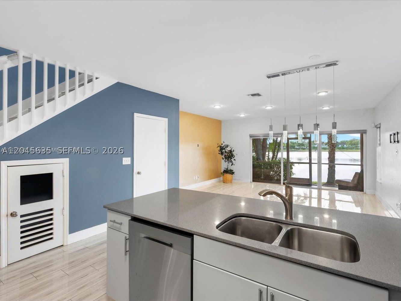 Beautiful lakefront corner - Residential