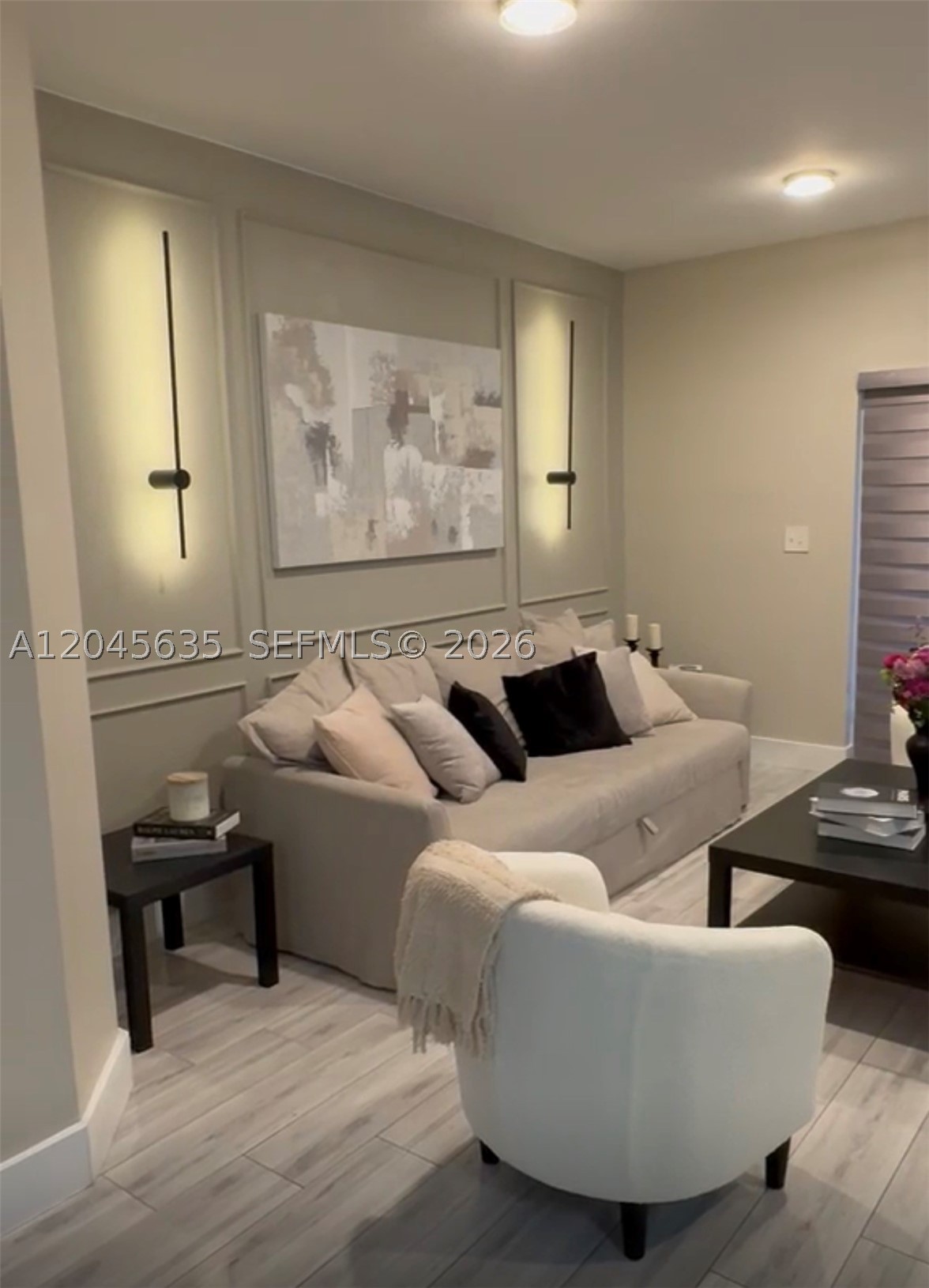 Beautiful lakefront corner - Residential