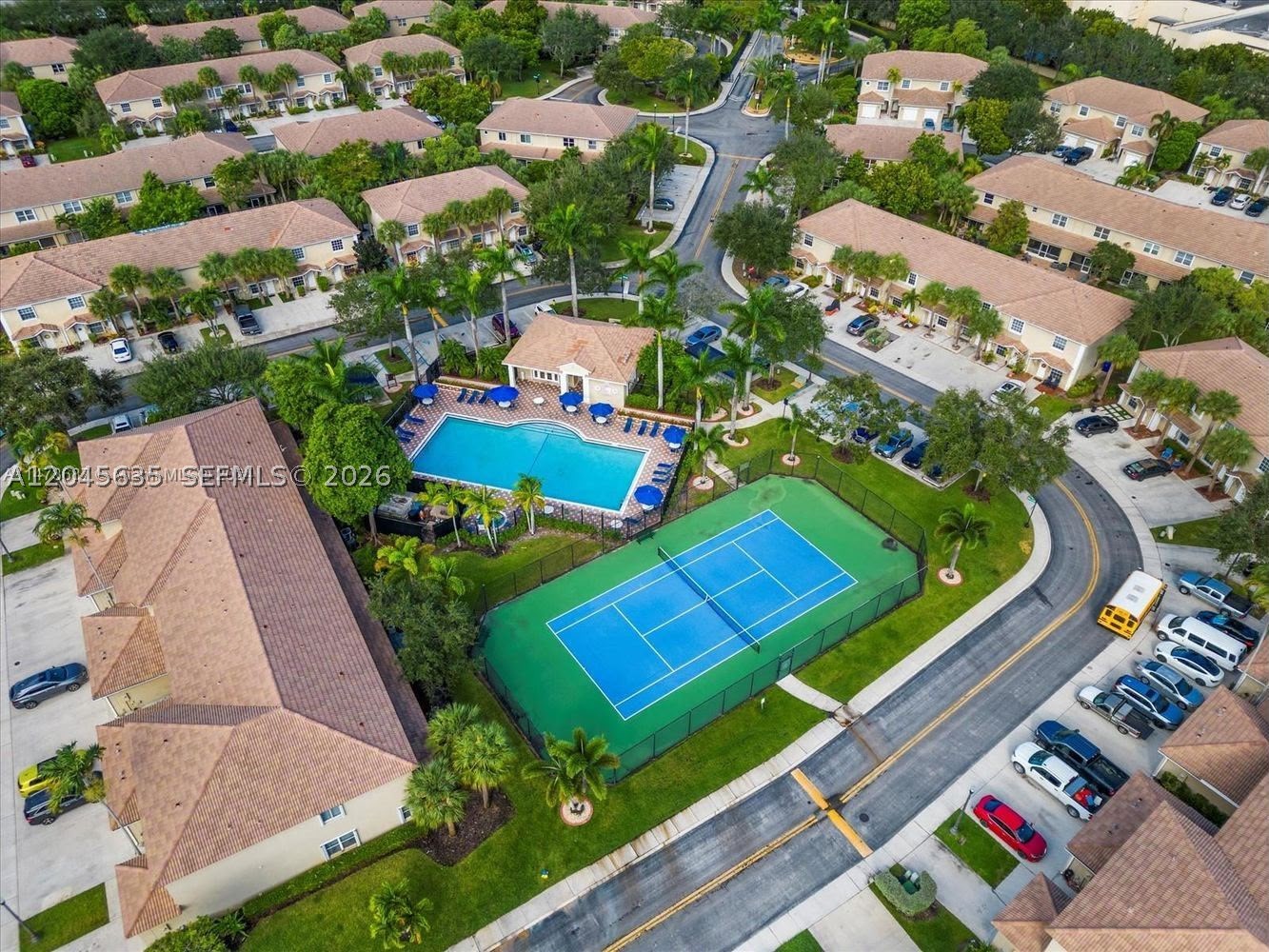 Beautiful lakefront corner - Residential