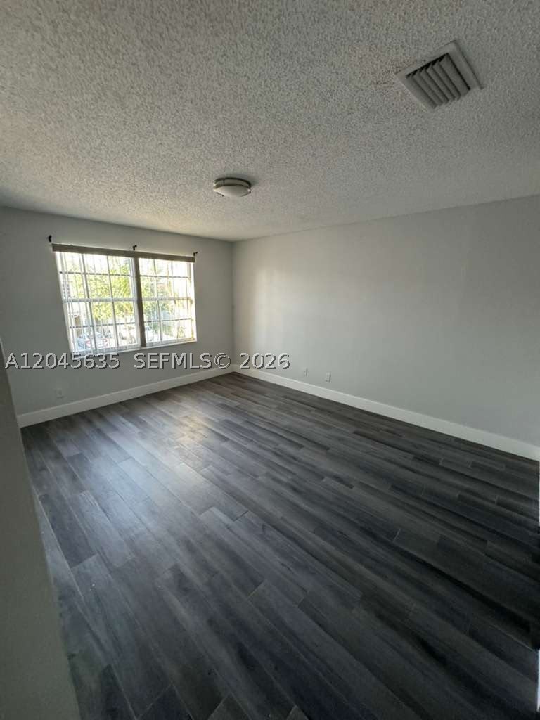 Beautiful lakefront corner - Residential