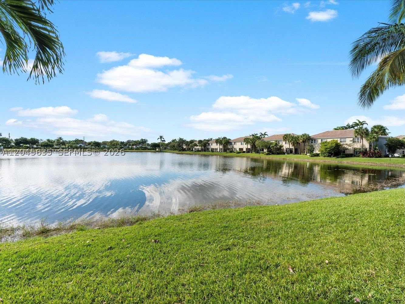 Beautiful lakefront corner - Residential