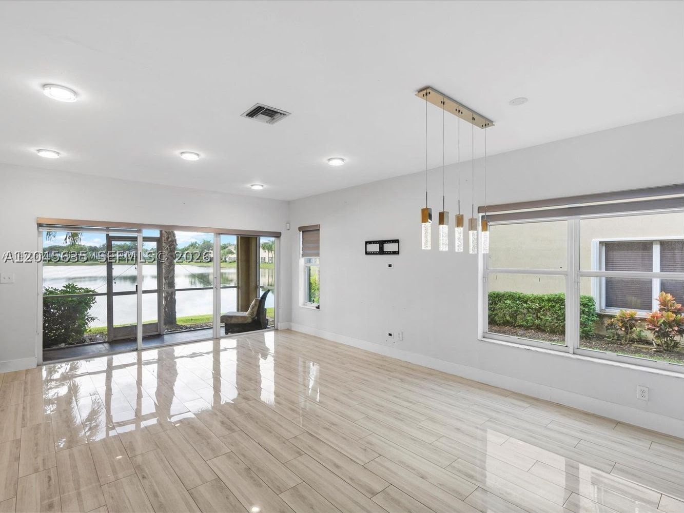 Beautiful lakefront corner - Residential