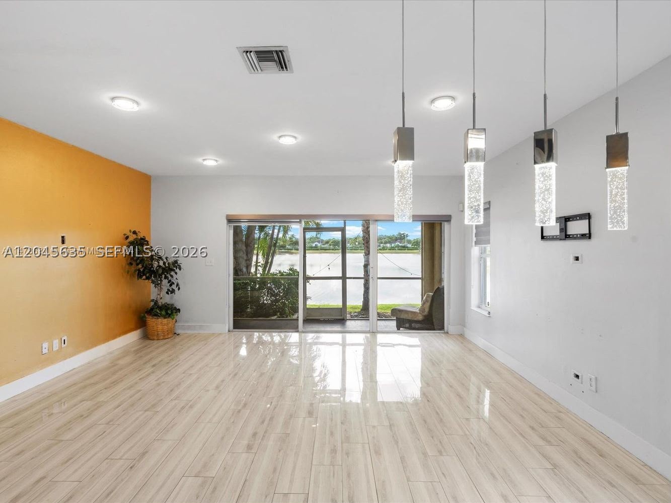 Beautiful lakefront corner - Residential
