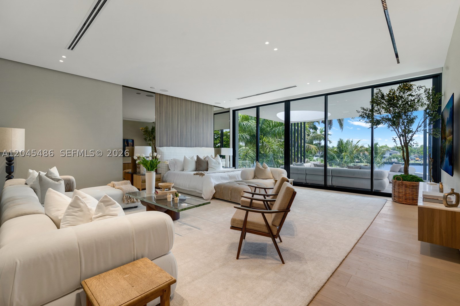 HOLLYWOOD LAKES SECTION - Residential
