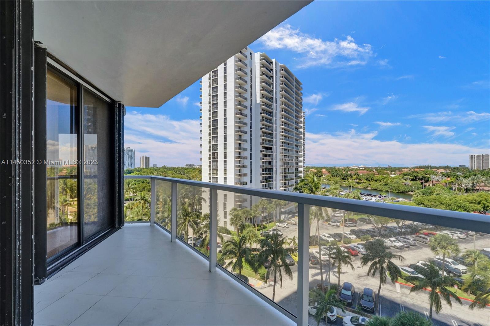 HAMPTONS WEST - Residential