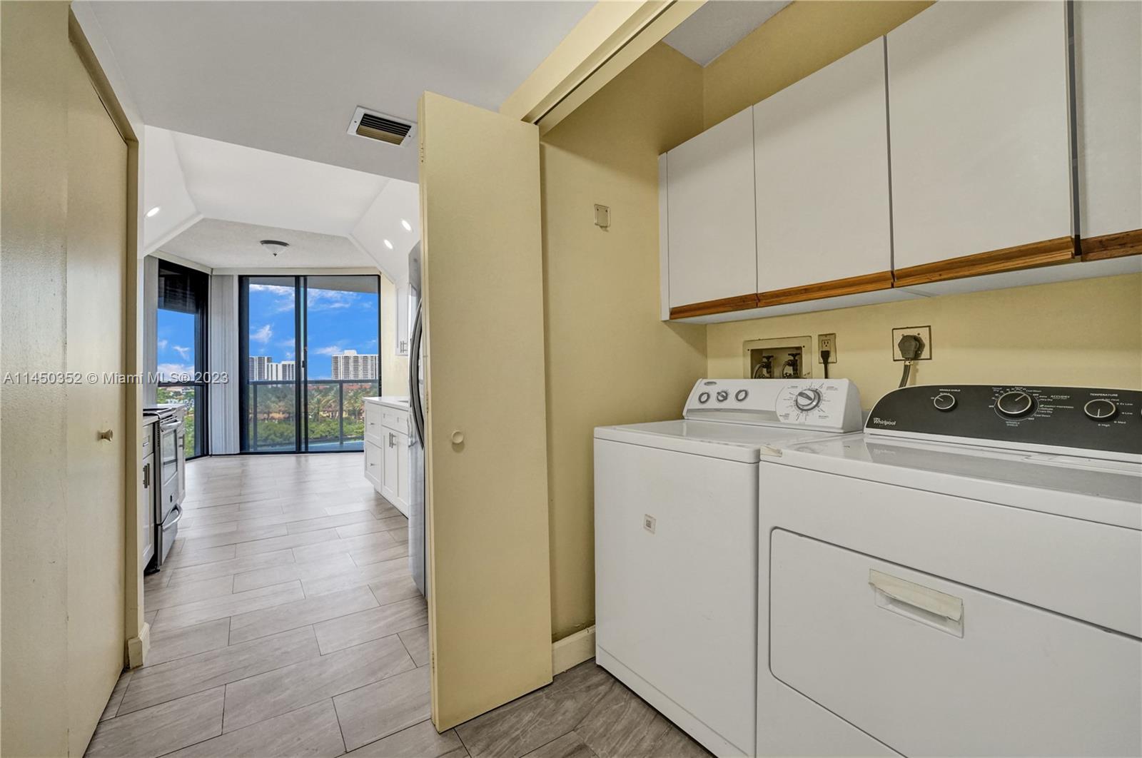 HAMPTONS WEST - Residential