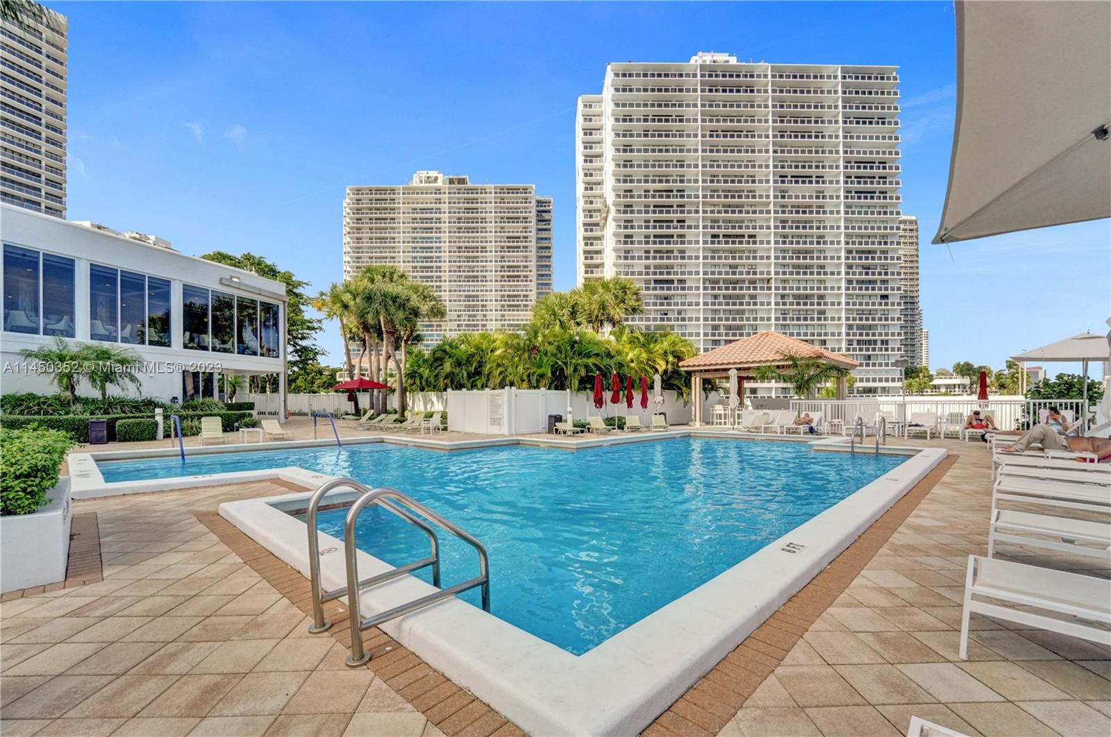 HAMPTONS WEST - Residential