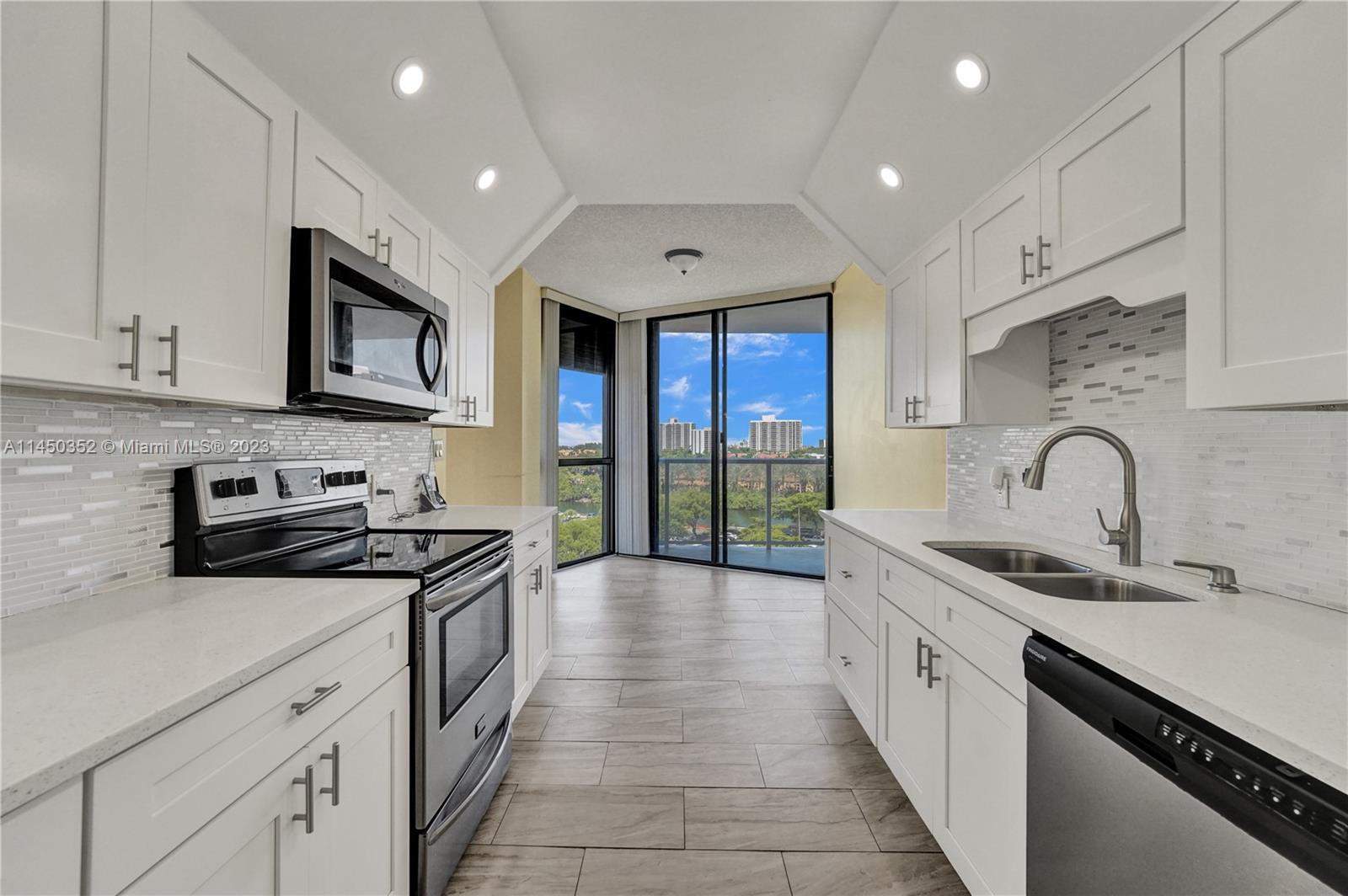 HAMPTONS WEST - Residential
