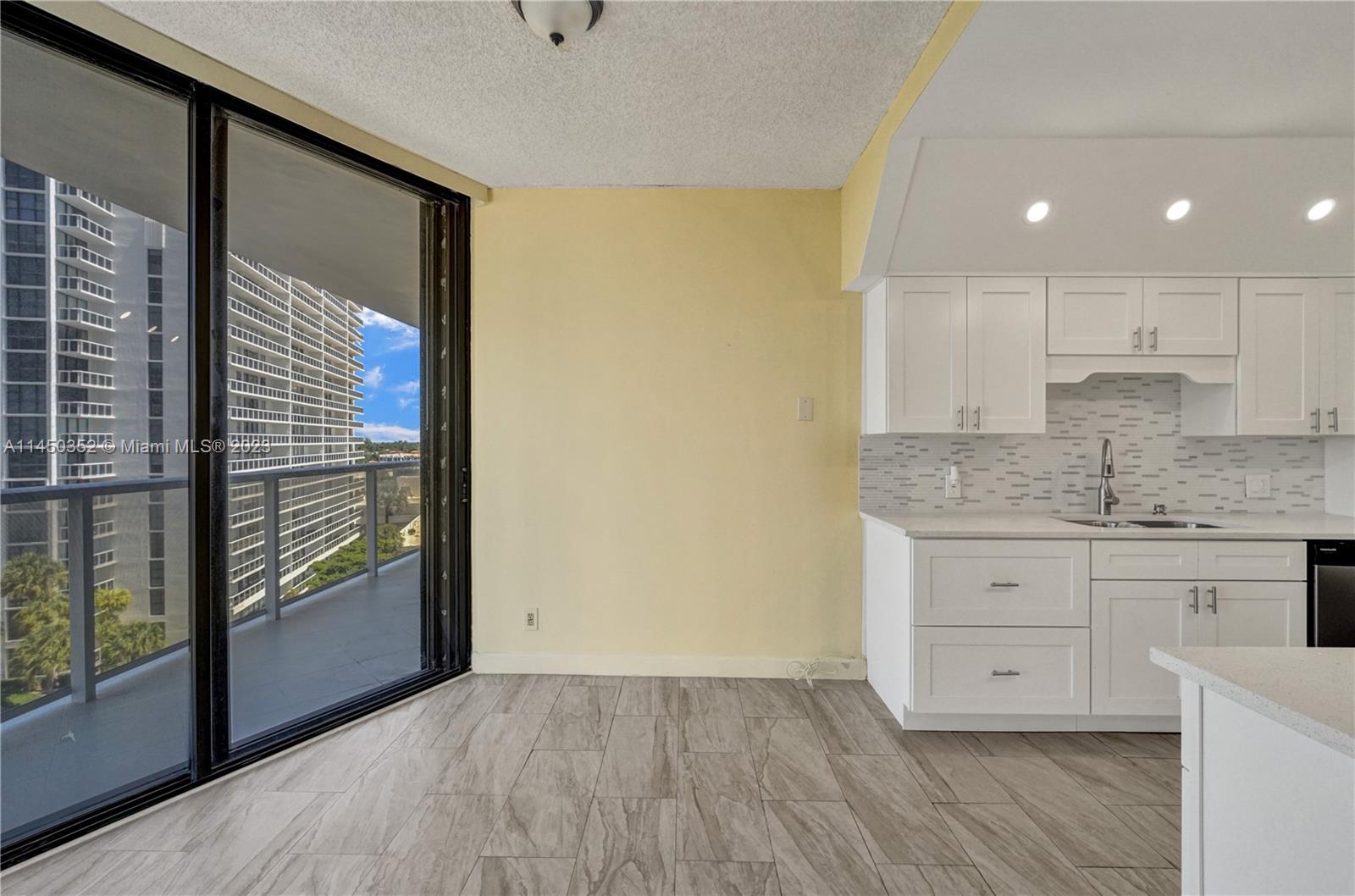 HAMPTONS WEST - Residential