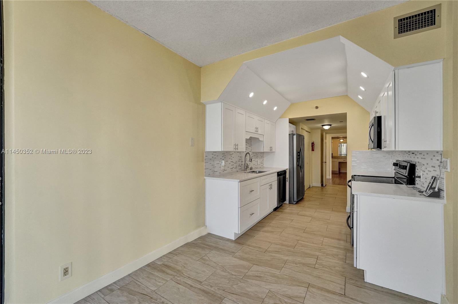 HAMPTONS WEST - Residential