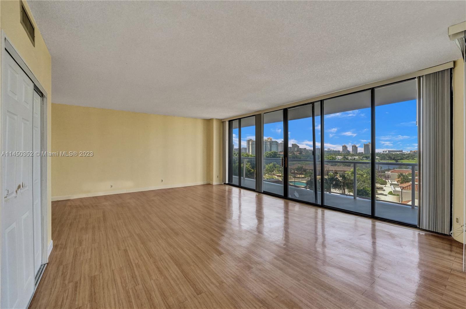 HAMPTONS WEST - Residential
