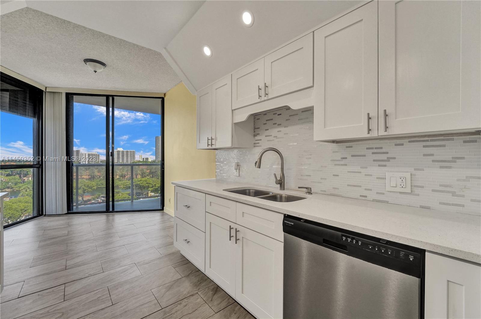 HAMPTONS WEST - Residential