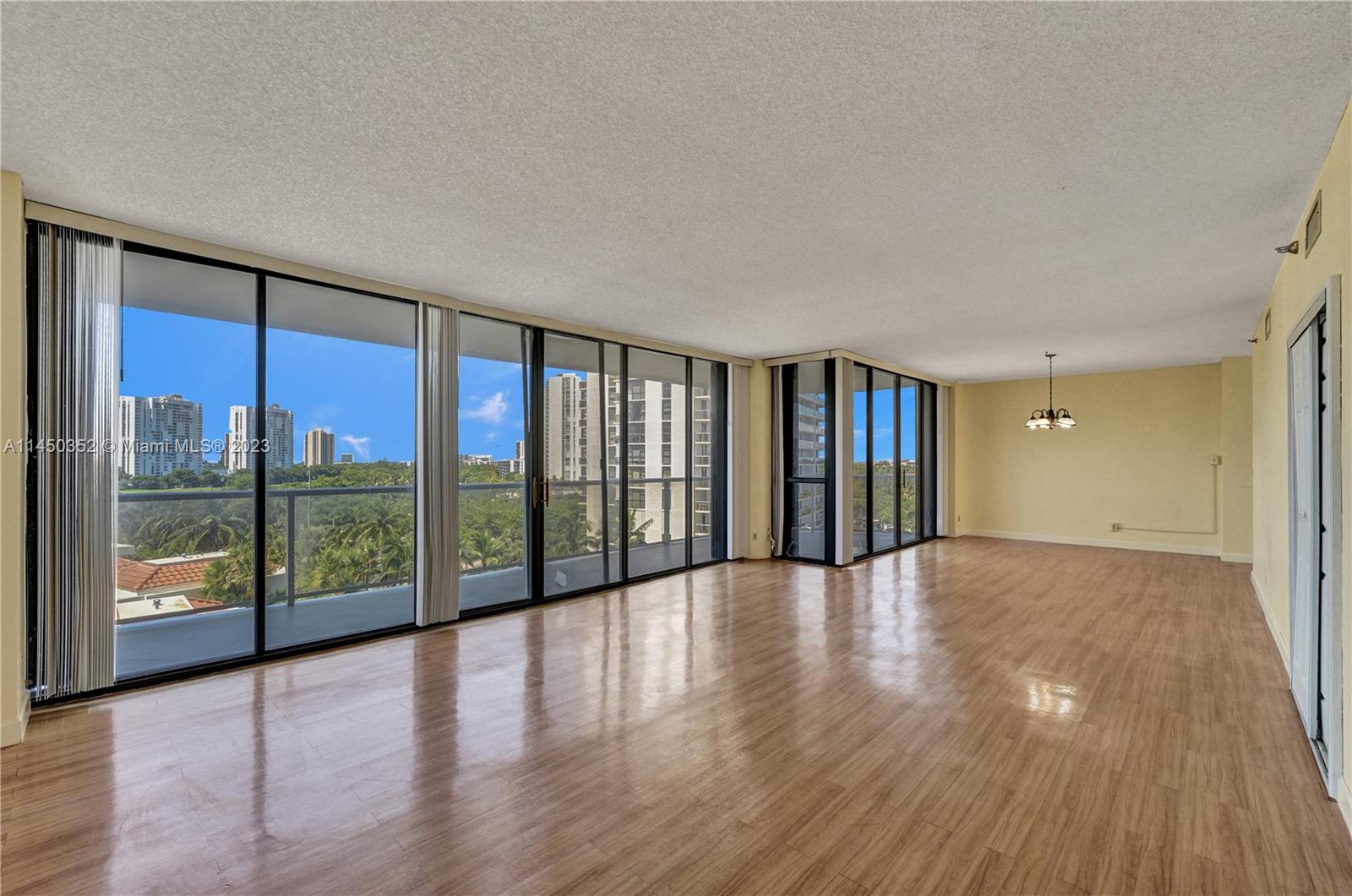 HAMPTONS WEST - Residential