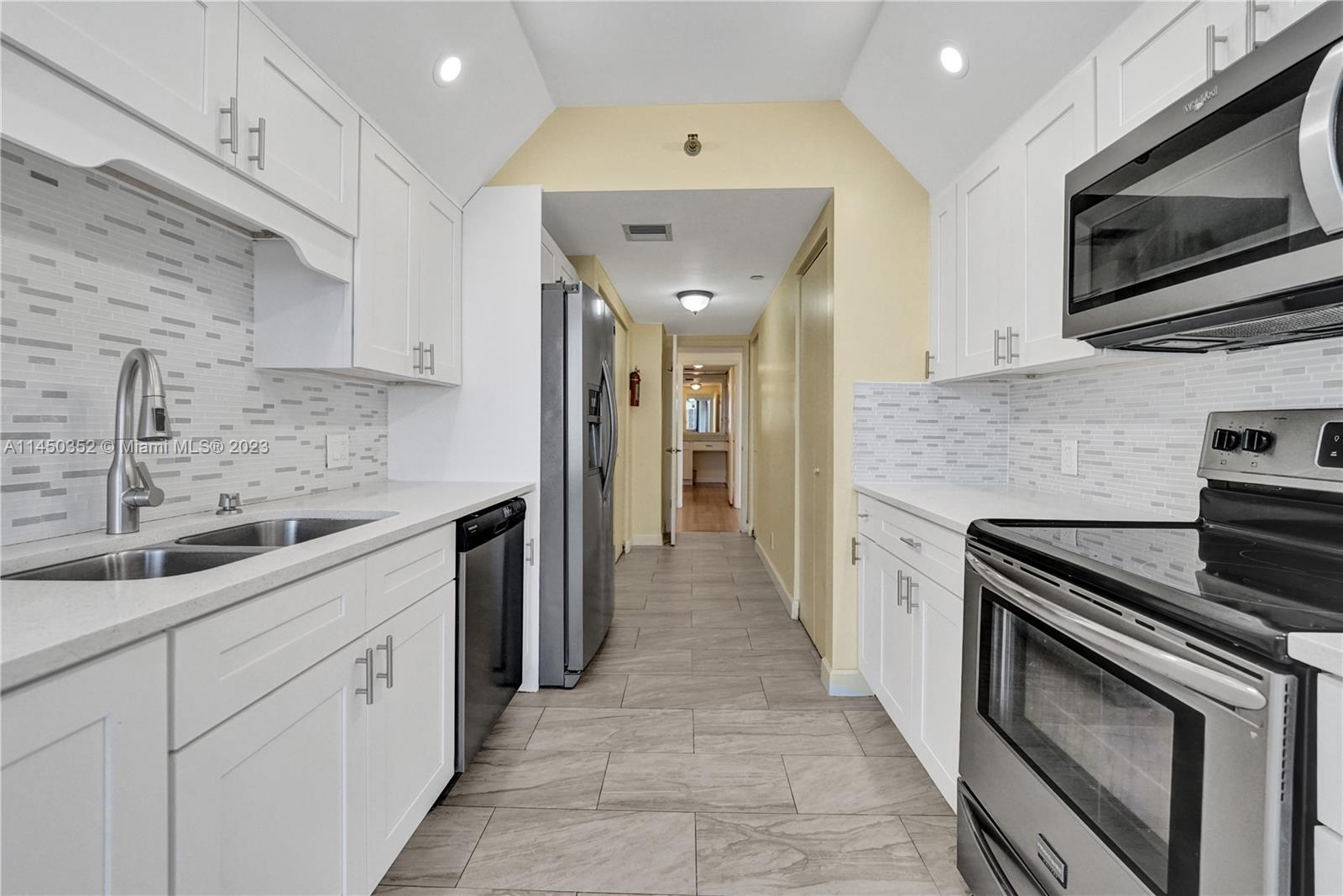 HAMPTONS WEST - Residential