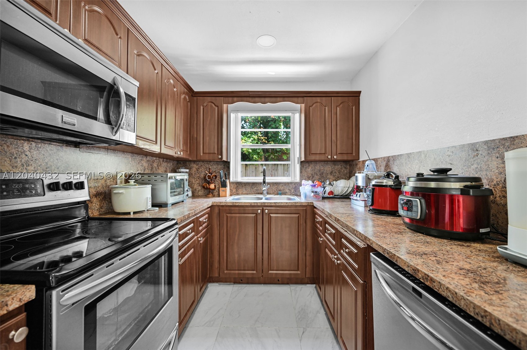 LEE BELL HOMES - Residential