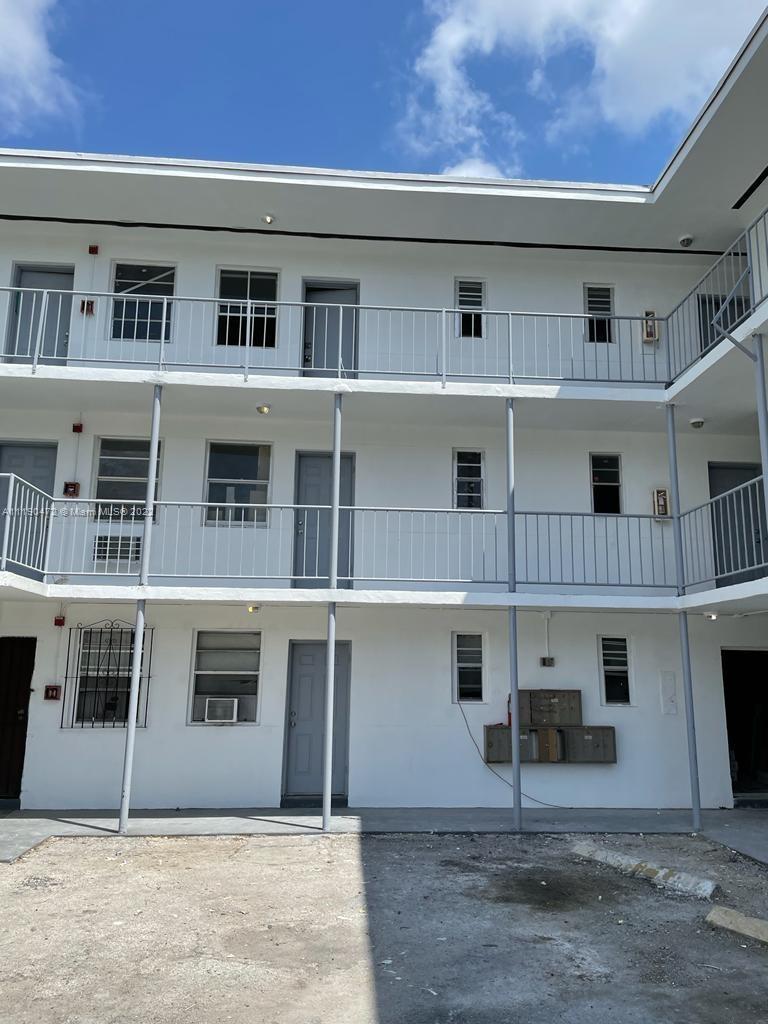 SPECTACULAR UNIT FULLY RENOTAVED, S/S APPLIANCES, CLOSE TO MAJOR HIGHWAYS.