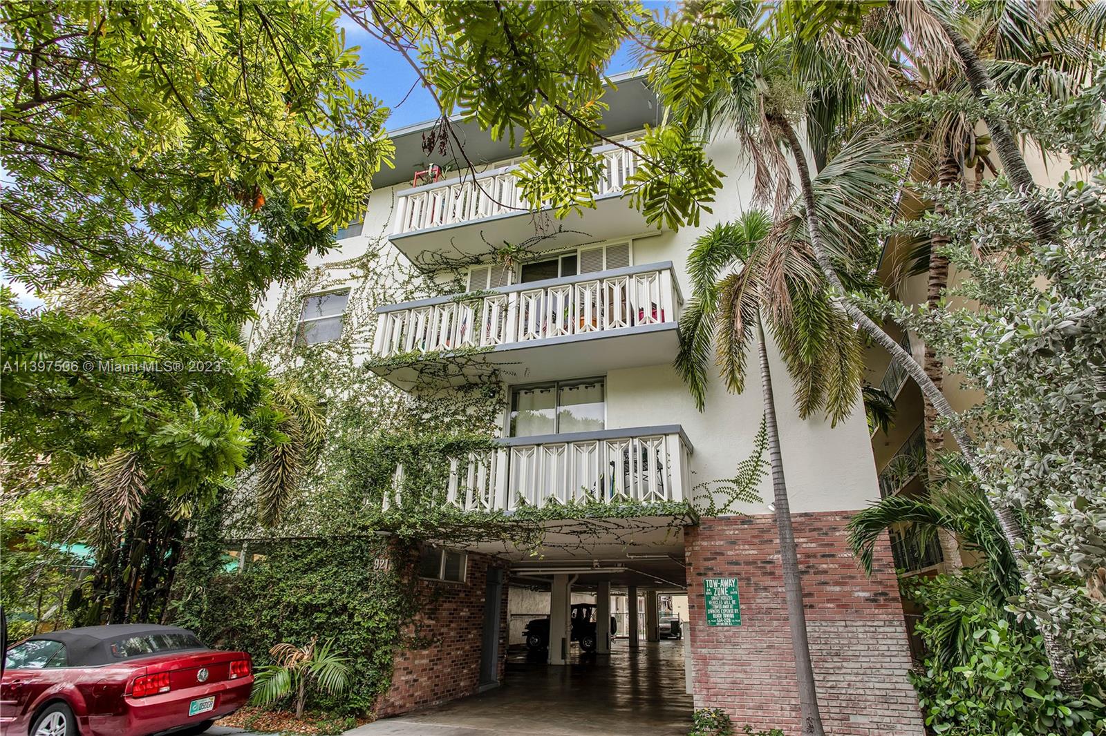 Furnished & bright corner studio in a charming art deco building. Completely renovated without losing any of the charm including the restored deco fireplace. Unit has cherry wood floors, stainless steel appliances, granite countertops, marble bath, Pella hurricane windows plenty of closet space. Very close to Lincoln Road and the beach