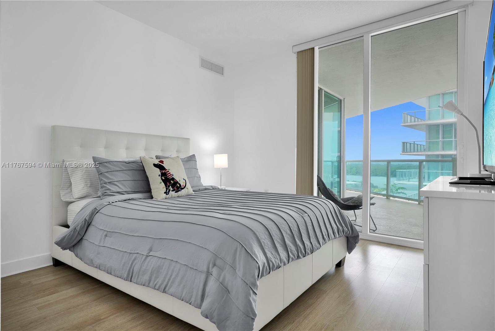 ST TROPEZ ON THE BAY III - Residential