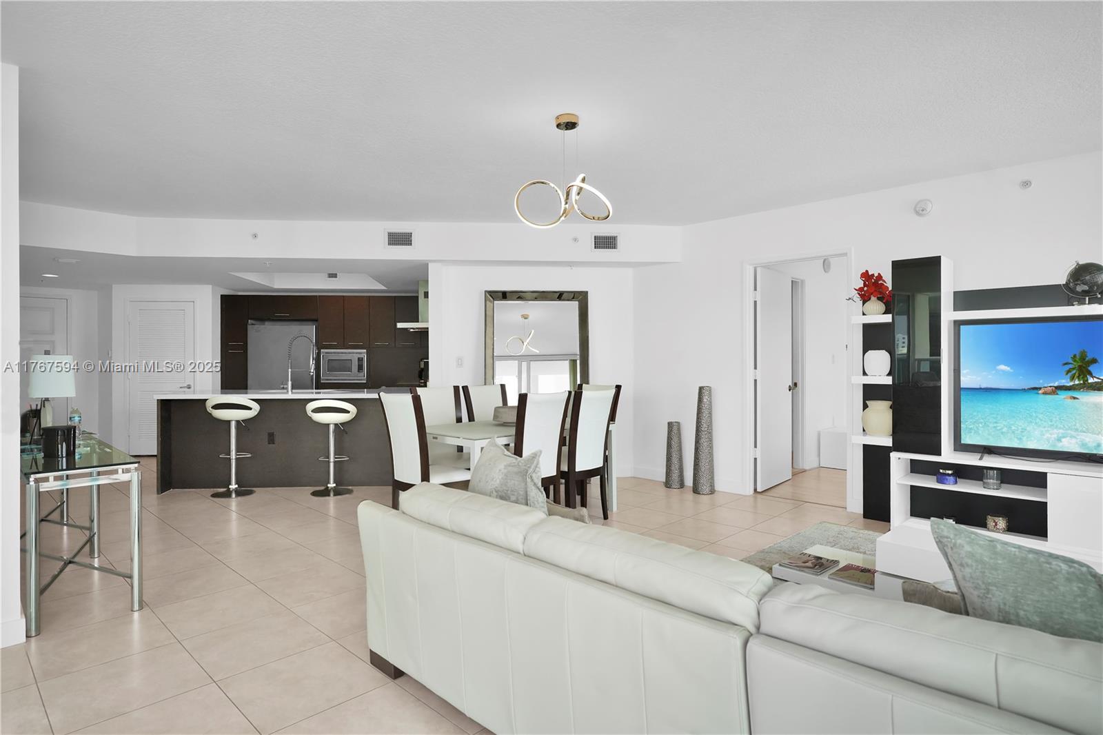 ST TROPEZ ON THE BAY III - Residential