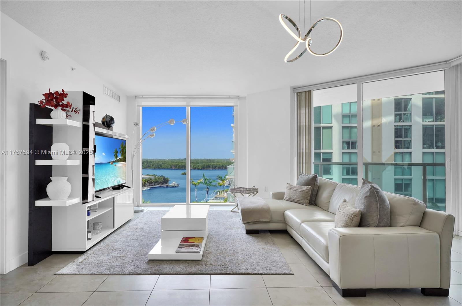 ST TROPEZ ON THE BAY III - Residential
