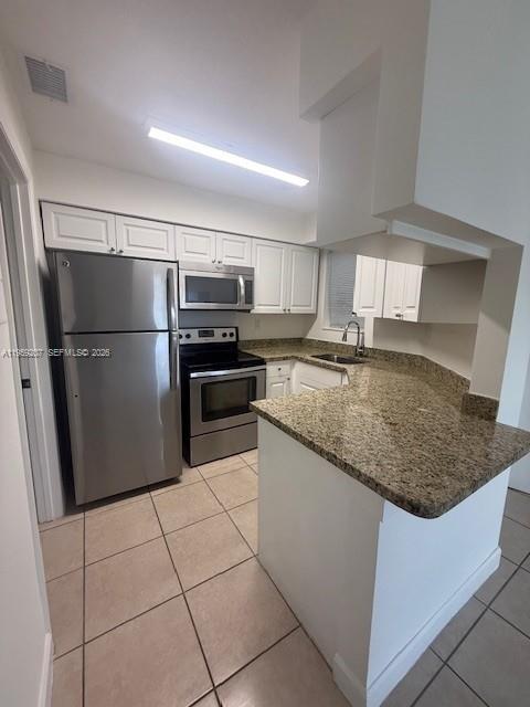 Spacious unit in convenient location near highways and shopping.  Laundry located inside unit.