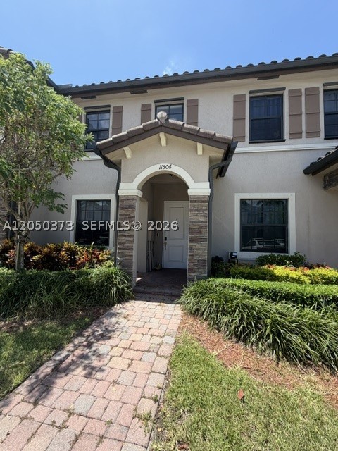 Beautiful!! two bedrooms, two and a half bath, Amalfi Model like a townhouse at Artesa which is a very nice Community.  great living room, dining room, the kitchen and a half bath in the main floor. The 2 bedrooms with tile floors and two full bathrooms, laundry area with washer and dryer are upstairs. 
Enjoy the resort-style amenities of s modern clubhouse, two swimming pools, a fully equipped fitness center, a children's playground, and rare to find, this community has a low and affordable HOA.
Backyard is fenced for your privacy and two assigned parking spaces conveniently located in front of the entrance. This property is located close to the turnpike express way with easy access to Miami Dade and the Florida Keys. Great schools, shopping and restaurants are nearby . //Sellers offer 1.5% for closing costs to buyers at time of closing.