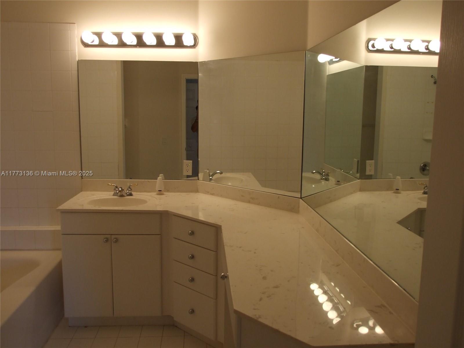 Escada Townvillas - Residential