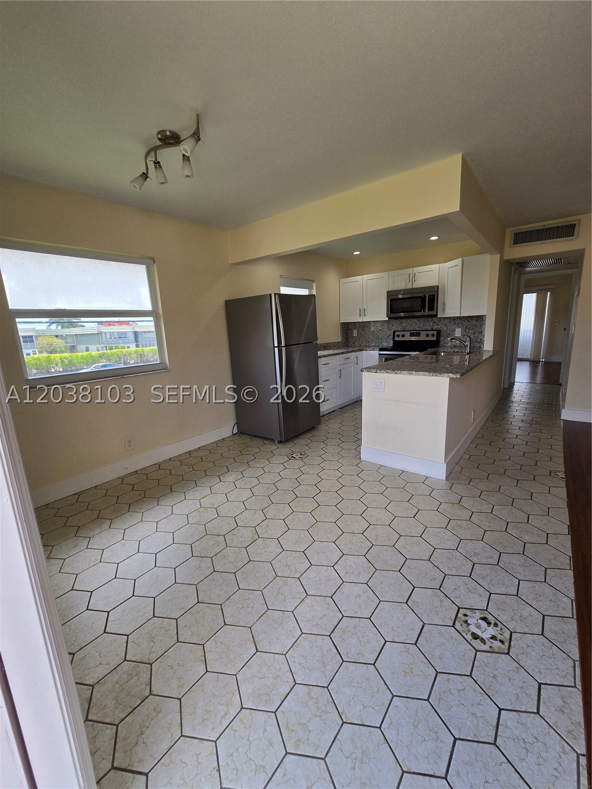 KINGS POINT SAXONY CONDOS - Residential