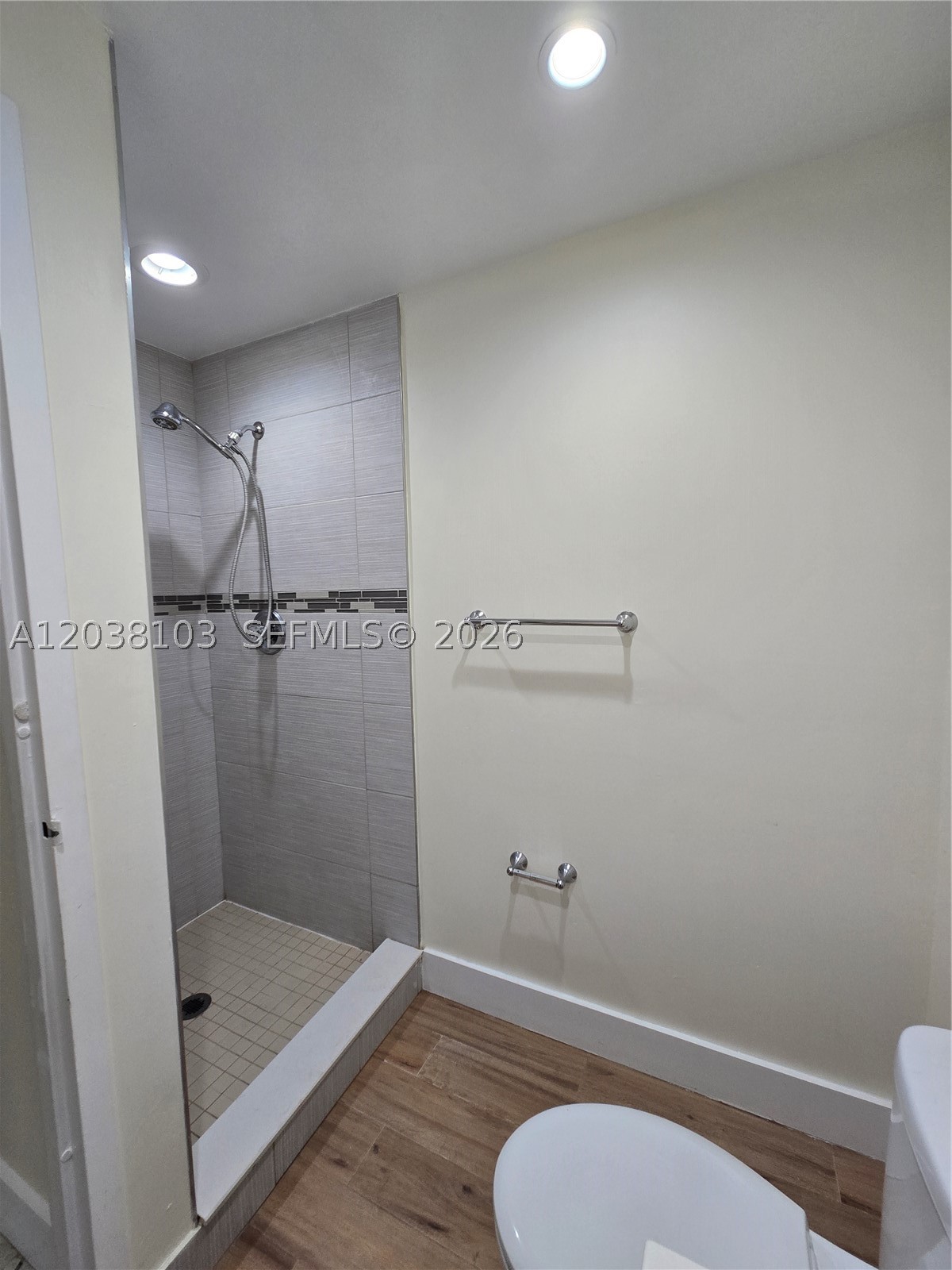 KINGS POINT SAXONY CONDOS - Residential
