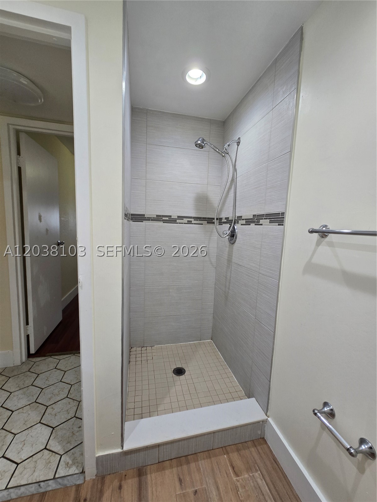 KINGS POINT SAXONY CONDOS - Residential