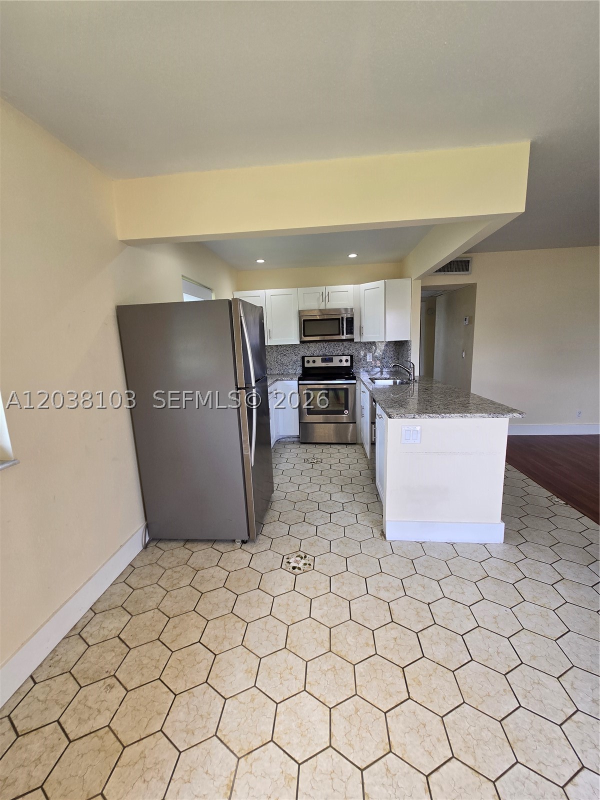 KINGS POINT SAXONY CONDOS - Residential