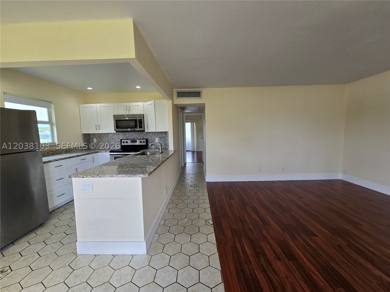 KINGS POINT SAXONY CONDOS - Residential