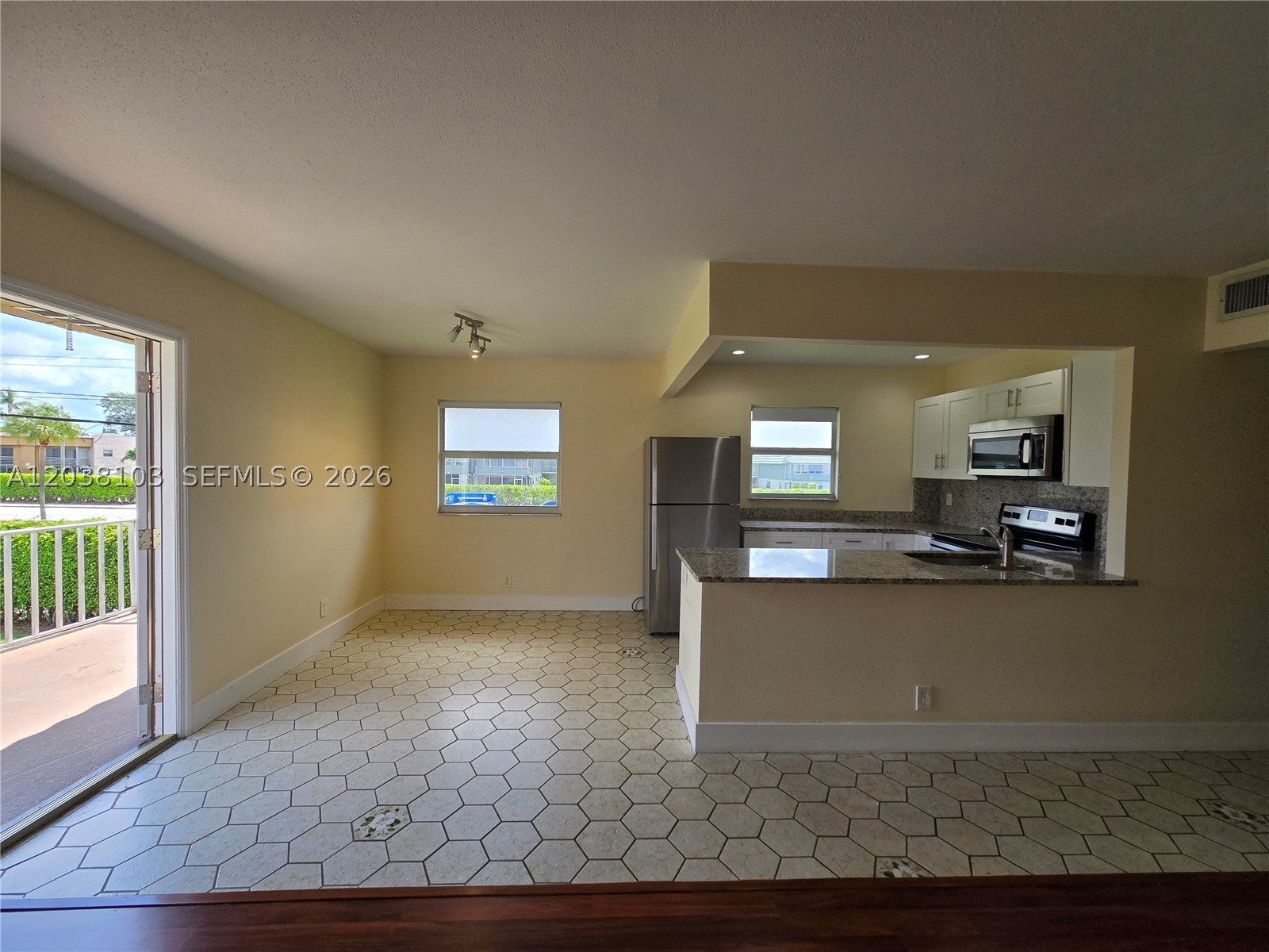 KINGS POINT SAXONY CONDOS - Residential