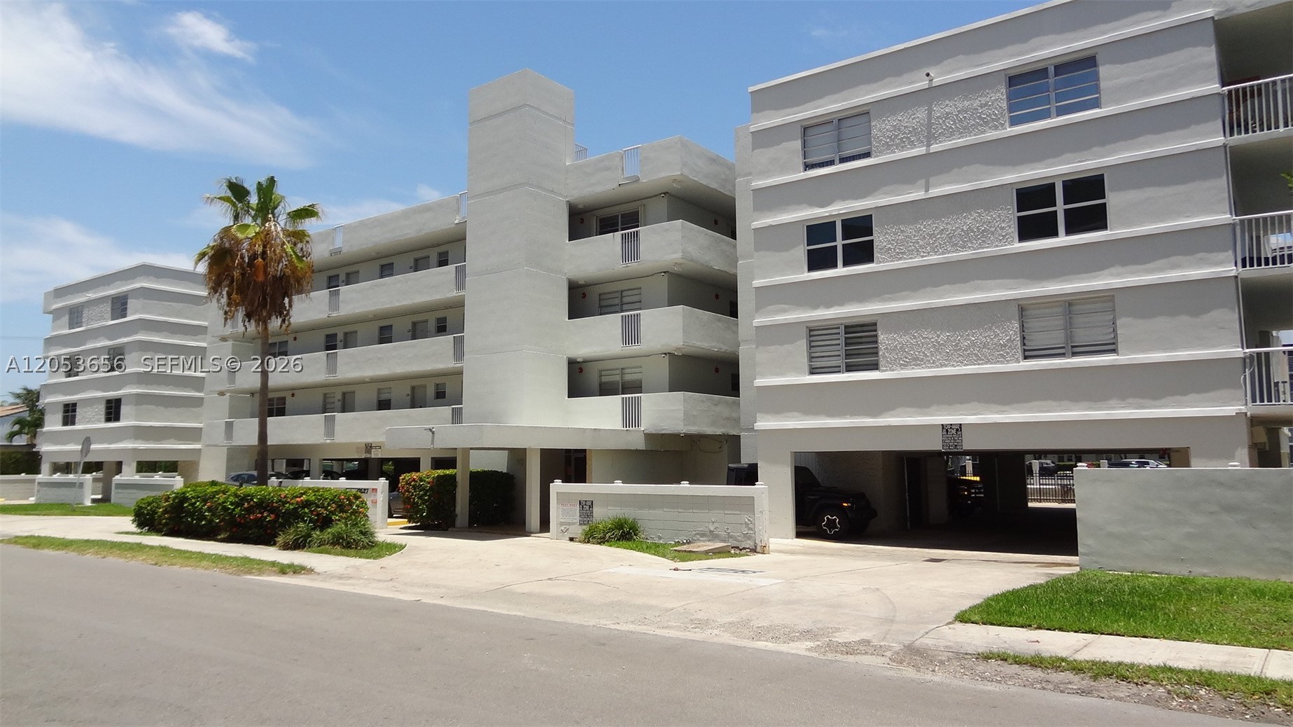 1/1.5 condo, top floor, water views, 1 car underground parking. Newer appliances, pergo flooring, lobby, pool and laundry facilities, building has been updated, new elevator, paint, concrete work. In Eastern Shores great location, corner building.