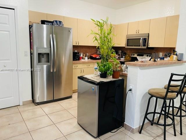 KENDALL BREEZE SOUTH - Residential Lease