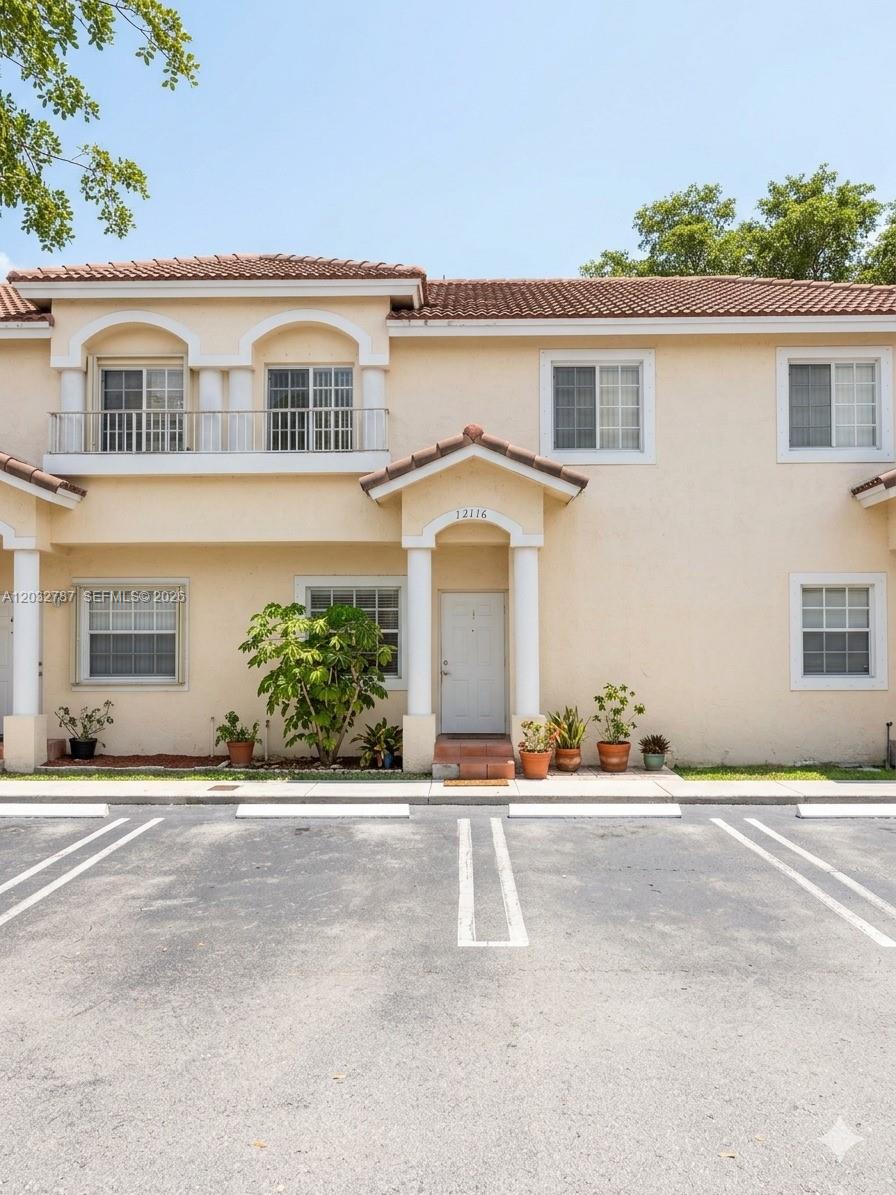 Beautiful 3-bedroom, 2.5-bathroom townhouse (including a half bath downstairs). Spacious kitchen, lovely patio, covered front porch, and new air conditioning. Great location near several shopping centers.