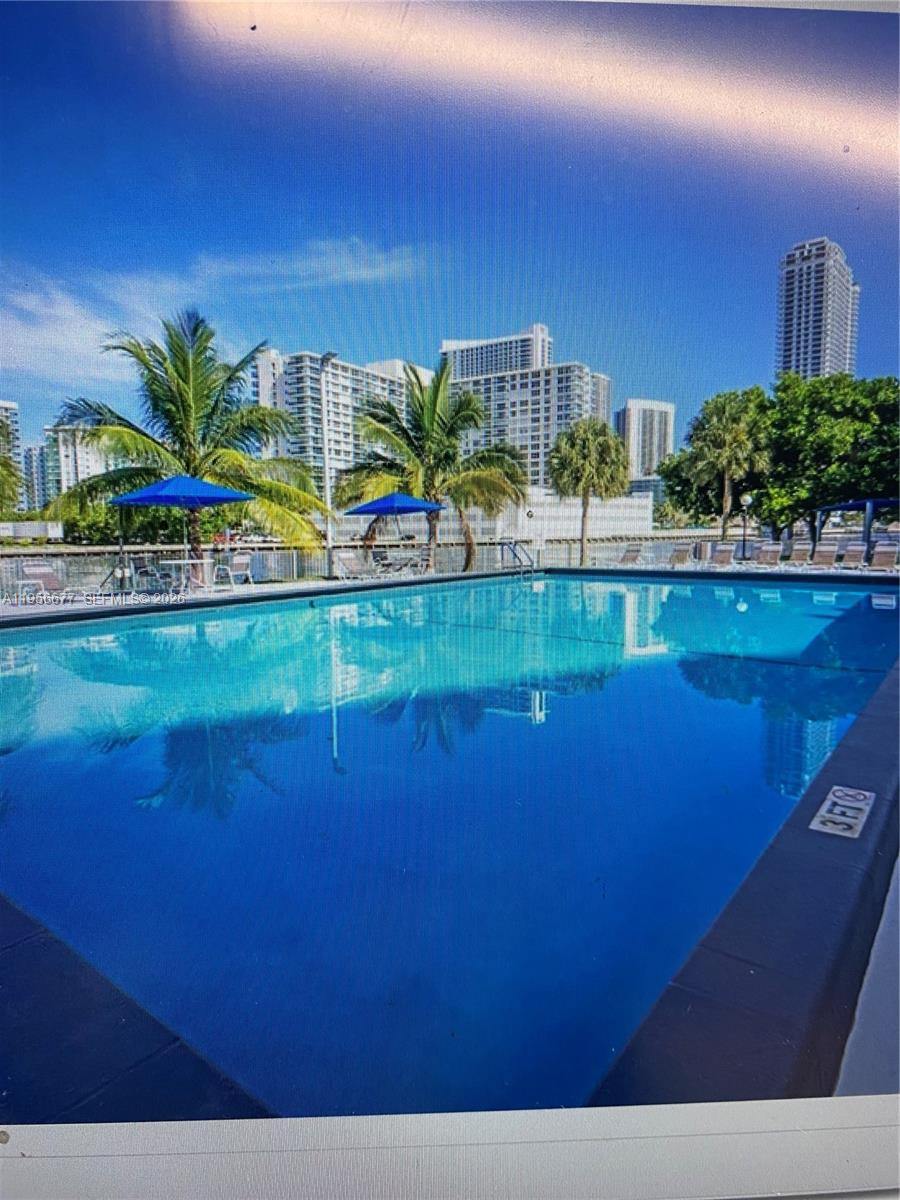 200 LESLIE CONDO - Residential