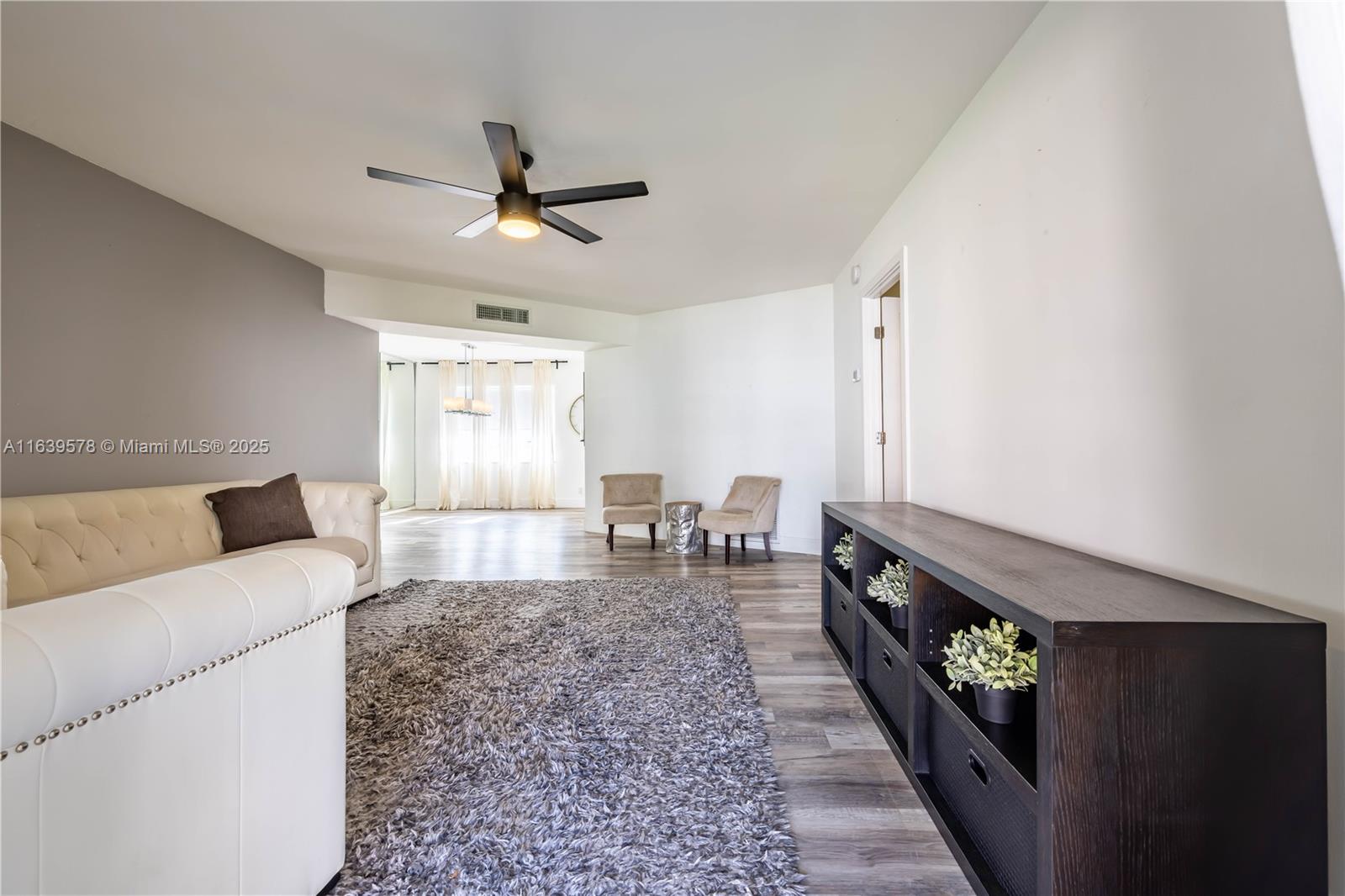 DIAMOND CONDO - Residential