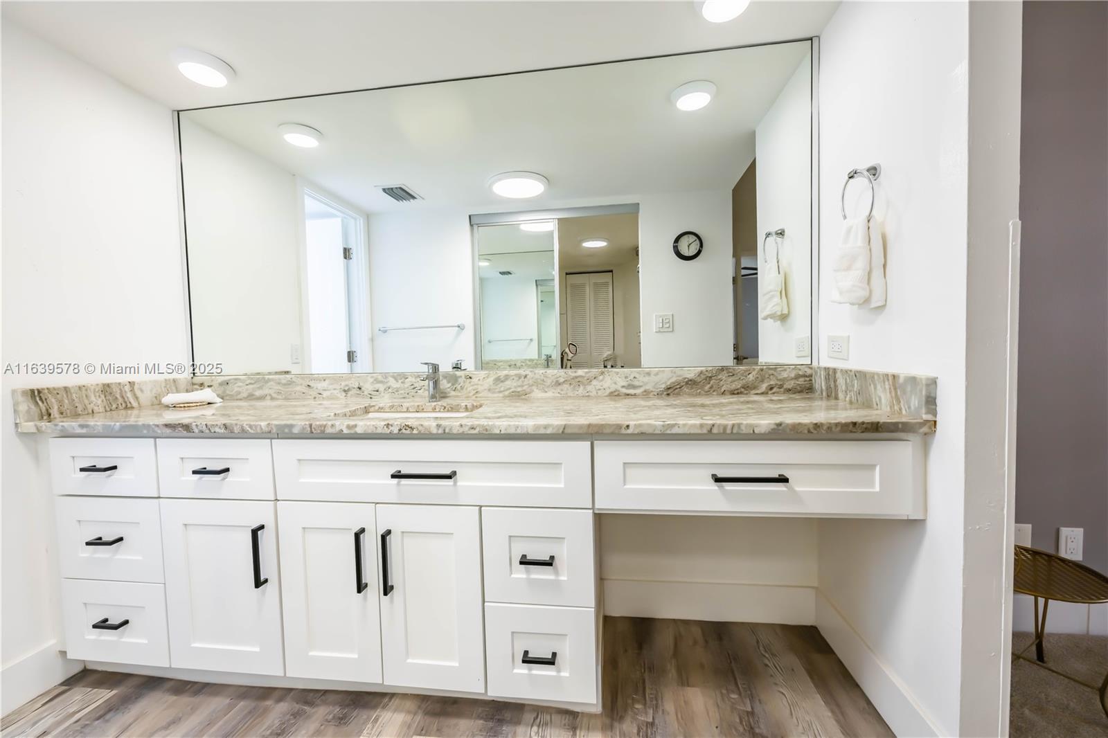 DIAMOND CONDO - Residential