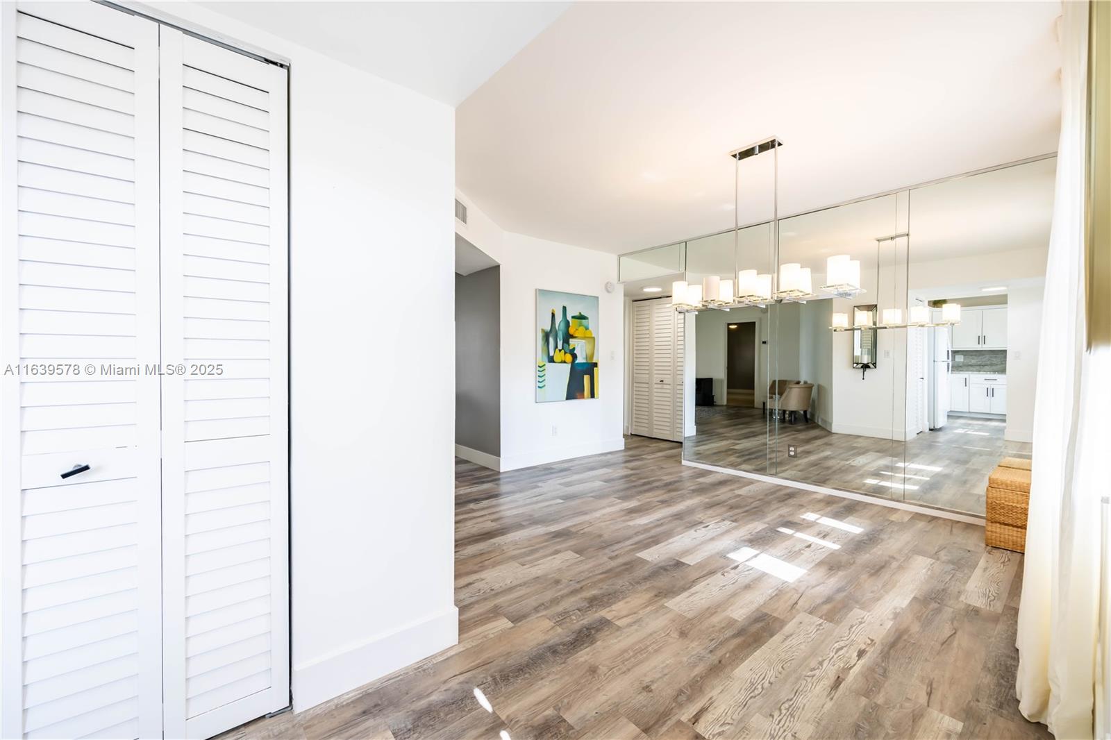 DIAMOND CONDO - Residential