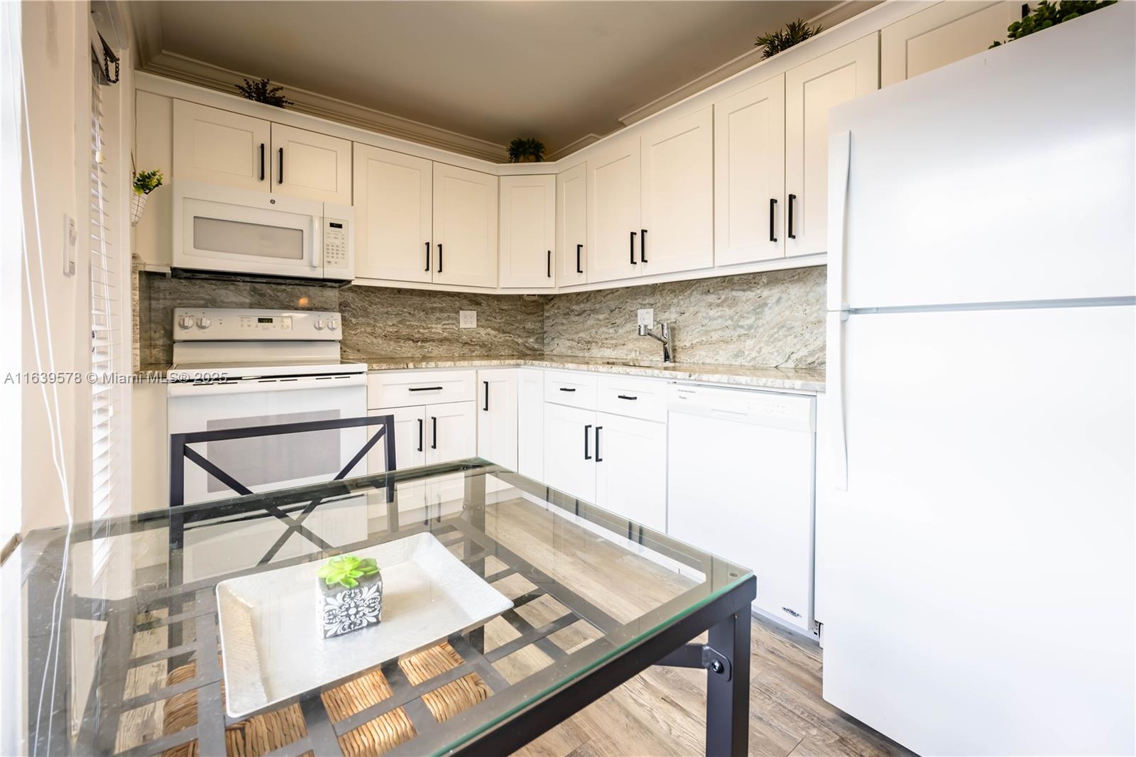 DIAMOND CONDO - Residential
