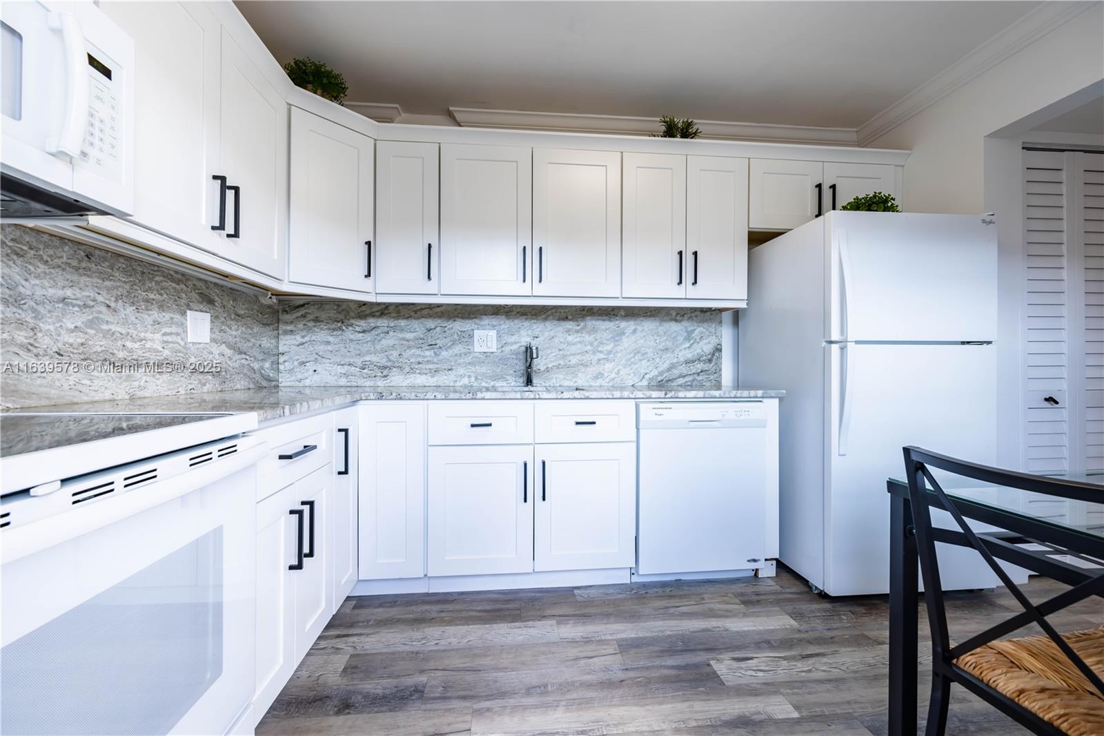 DIAMOND CONDO - Residential